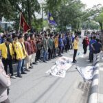 Tolak Pilkada via DPRD, Demonstrasi Mahasiswa di depan kantor DPRD Banjarmasin 1000209719