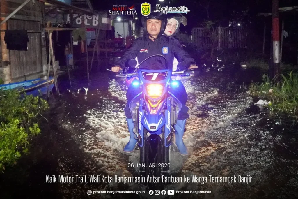 Naik Motor Trail, Wali Kota Banjarmasin Antar Bantuan ke Warga Terdampak BanjirBanjarmasin – Wa (1)