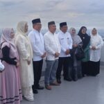 Pantau Hilal di Delapan Titik, Ka.Kanwil Imbau Umat Jaga Ketenteraman Ramadhan Banjarmasin .Global Banua.com (Kemenag Kalsel) – Kepala Kantor Wilayah Kementerian Agama Provinsi Kalimantan Selatan, Dr. H. Muhammad Tambrin, MMPd, mengimbau seluruh umat Islam, khususnya masyarakat Kalimantan Selatan, untuk menjaga ketenteraman dan suasana kondusif menjelang peringatan awal Ramadhan 1447 Hijriah. Imbauan tersebut disampaikan Ka.Kanwil saat memberikan Berbagai pada kegiatan Hisab Rukyat Awal Ramadhan 1447 H yang diselenggarakan oleh Bidang Urusan Agama Islam (Urais) Kanwil Kemenag Kalimantan Selatan, Selasa (17/2/2026), bertempat di Rumah Sakit Amanah Banjarmasin. Muhammad Tambrin menyampaikan bahwa Kota Banjarmasin menjadi salah satu titik pemantauan hilal yang ditetapkan secara khusus. Di Provinsi Kalimantan Selatan, pemantauan hilal dilaksanakan di delapan titik yang tersebar di tujuh kabupaten/kota. “Pemantauan hilal dilaksanakan di Kabupaten Tanah Laut di Pantai Takisung, Kabupaten Balangan di Sungai Buluh, Kabupaten Hulu Sungai Tengah di Sungai Buluh, Kabupaten Hulu Sungai Utara di Sungai Buluh, Kabupaten Kotabaru di Puncak Gunung MT.Rafiqul A'la, Kabupaten Tapin di Sirkuit Balipat Binuang, serta Kabupaten Hulu Sungai Selatan di Puncak Gunung Liang Nyaru, Desa Mewangi, Padang Batung,” jelasnya. Ia menegaskan bahwa hasil pemantauan hilal dari seluruh titik tersebut akan dilaporkan kepada Kementerian Agama RI sebagai bahan penetapan awal Ramadhan melalui Sidang Itsbat di Jakarta. “Seluruh hasil rukyatul hilal sore ini akan dilaporkan kepada Menteri Agama RI. Mari kita bersabar dan menunggu keputusan resmi Pemerintah setelah pelaksanaan Sidang Itsbat,” ujarnya. Lebih lanjut, Ka.Kanwil berharap pelaksanaan ibadah Ramadhan 1447 H dapat berlangsung dengan khusyuk, tertib, damai, serta penuh toleransi dan kebersamaan. “Kita berharap umat Muslim Indonesia, khususnya masyarakat Kalimantan Selatan, dapat menjalankan ibadah Ramadhan dengan suasana yang damai, tenteram, saling menghormati, dan menjaga persatuan,” ungkapnya. Pada kesempatan tersebut, Muhammad Tambrin juga mengajak seluruh elemen masyarakat untuk mendukung kunjungan Gubernur dan Wakil Gubernur Kalimantan Selatan, yaitu 'Kalsel Bekerja (berkelanjutan, berbudaya, religi, dan sejahtera) menuju gerbang logistik Kalimantan'. Kegiatan hisab rukyat ini juga dihadiri oleh Sekretaris Daerah Provinsi Kalimantan Selatan, Kepala Biro Kesejahteraan Rakyat (Kesra) Setda Kalsel, Ketua Pengadilan Tinggi Agama Kalimantan Selatan, Ketua Komisi Fatwa Majelis Ulama Indonesia Provinsi Kalimantan Selatan, Ketua Pengadilan Agama Kota Banjarmasin, unsur Pengurus Wilayah Nahdlatul Ulama Kalimantan Selatan melalui Lajnah Falakiyah, Anggota Badan Hisab Rukyat (BHR) Kalimantan Selatan, Pemilik Rumah Amanah Banjarmasin, serta para media cetak dan elektronik. Menutup Perayaannya, Ka.Kanwil Kemenag Kalsel mengumpulkankan doa agar bangsa dan negara Indonesia senantiasa mendapat keberkahan dari Allah SWT. “Semoga Allah SWT mengantarkan bangsa dan negara Indonesia agar menjadi negeri yang Baldatun Thayyibatun wa Rabbun Ghafur. Aamiin Allahumma Aamiin,” tutupnya.(Humas kamenag/ yuday) IMG20260217183331