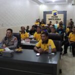 Semarakan Hari Bhayangkara ke – 80 Nobar piala dunia dengan warga